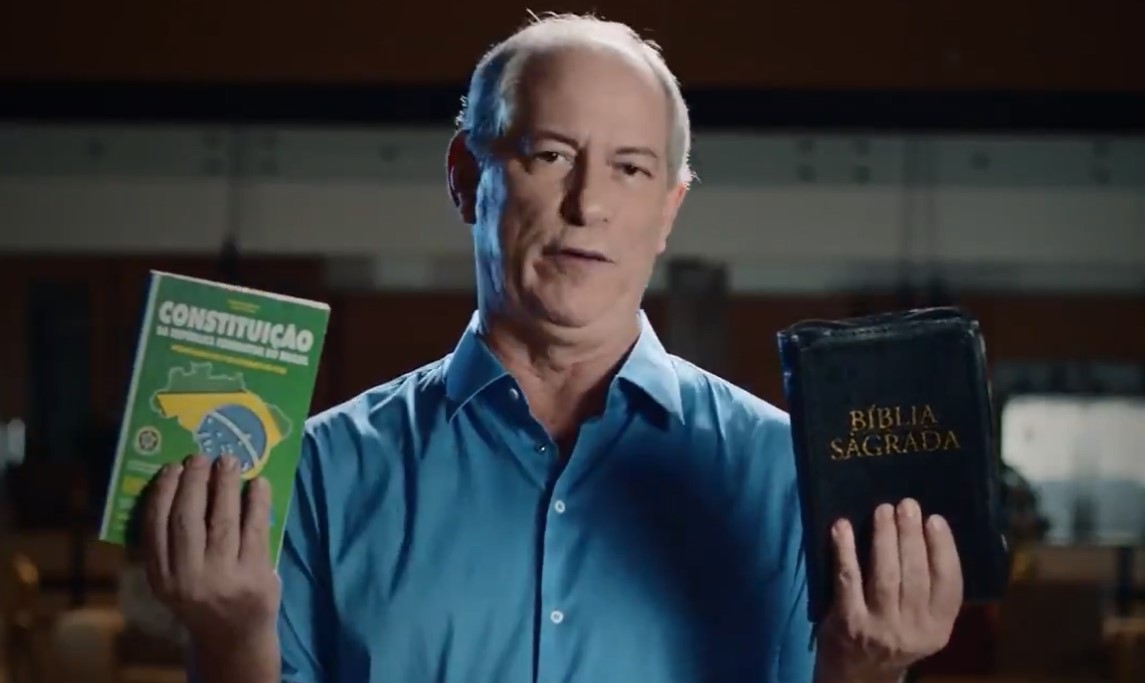 Ciro Gomes exibe a Bíblia e a Constituição