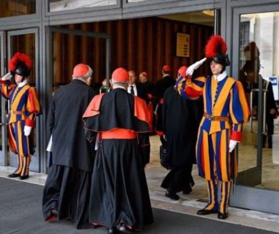 Escolha do novo papa tem data definida e polêmica com cardeal investigado