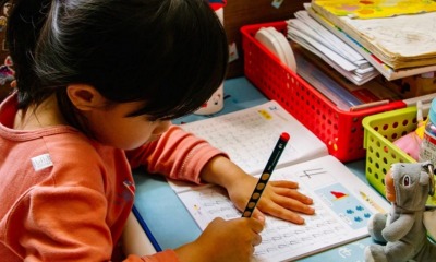 Criança estudando