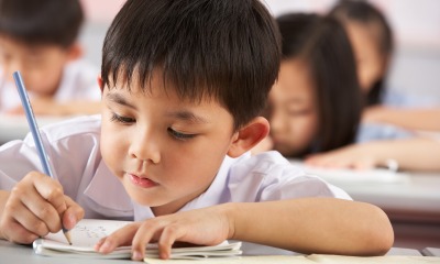 Crianças chinesas estudando