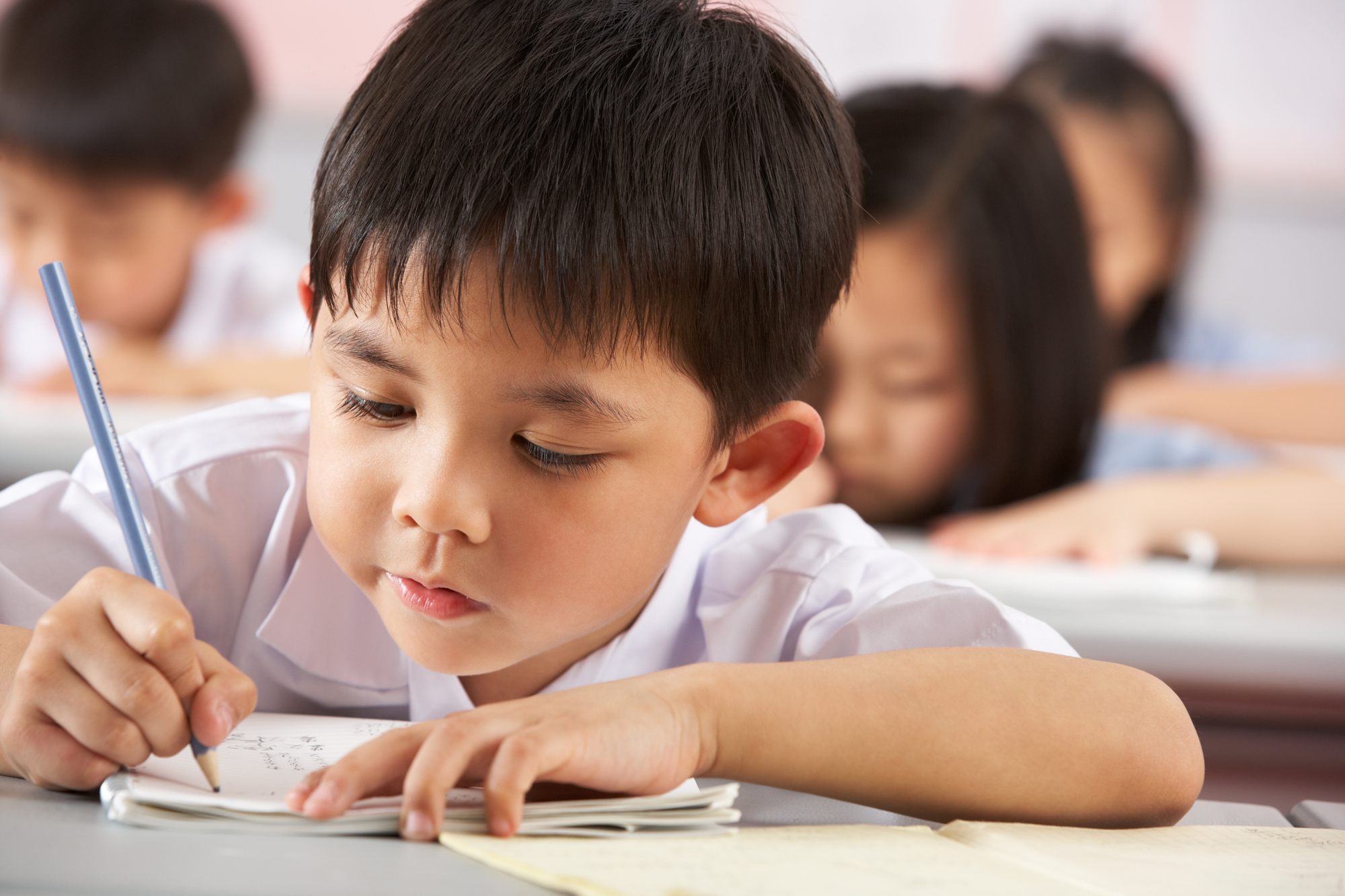 Crianças chinesas estudando