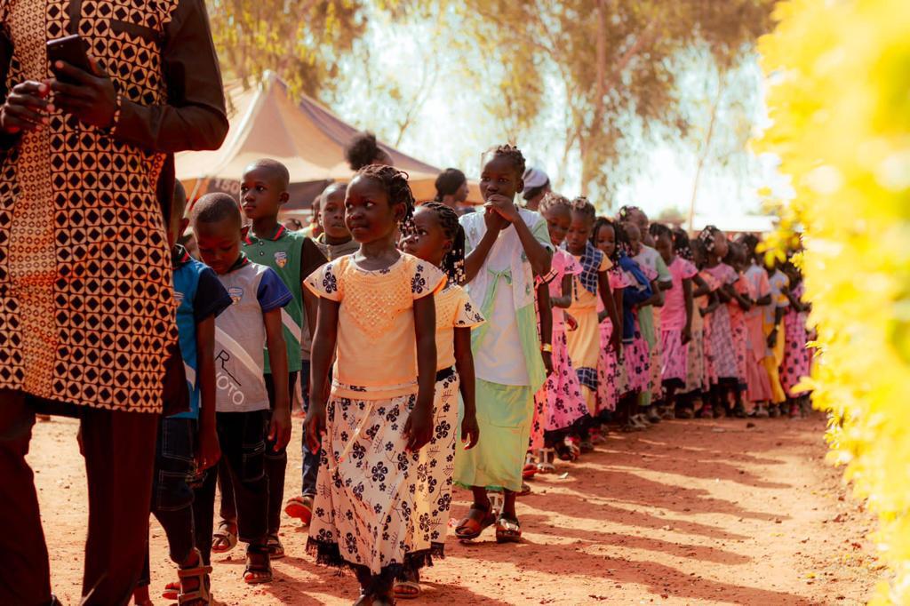 Crianças de Burkina Faso recebem presentes