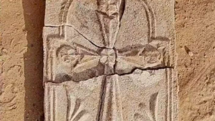 Cruz de 1.400 anos em Abu Dhabi revela força da presença cristã