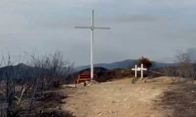 Cruz resiste a incêndio na Califórnia e torna-se símbolo de esperança em faculdade