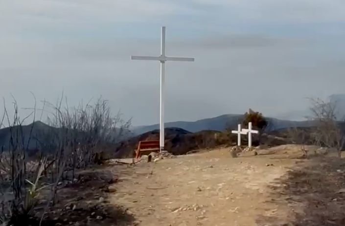 Cruz resiste a incêndio na Califórnia e torna-se símbolo de esperança em faculdade