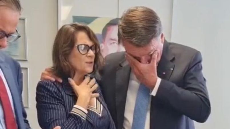 ‘Está sereno’, diz Damares sobre Bolsonaro após oração