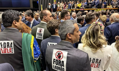 Deputados com adesivos de fora Lula