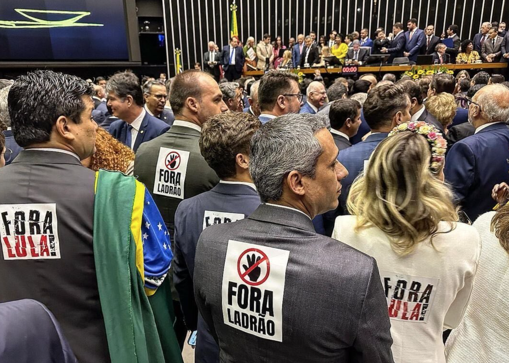 Deputados com adesivos de fora Lula