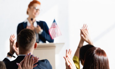 Pessoas aplaudem discurso político