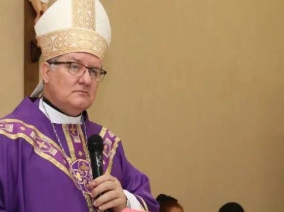 Bispo critica “ditadores no Brasil” e afirma que Deus não esquece orações