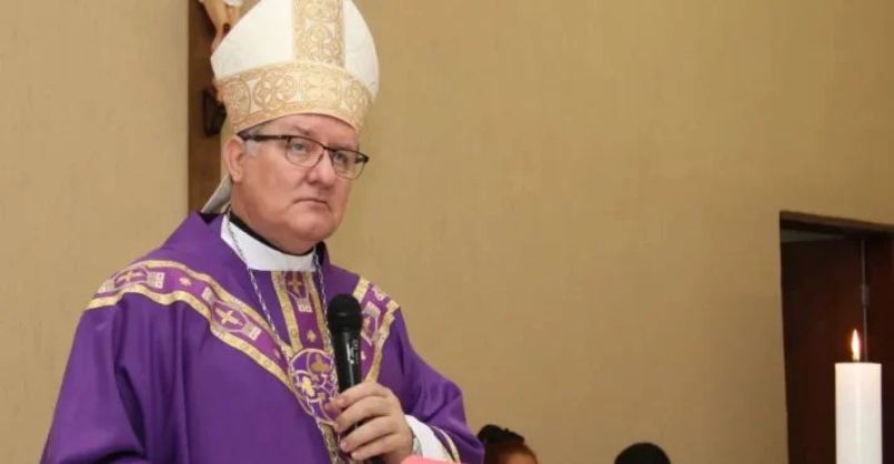 Bispo critica “ditadores no Brasil” e afirma que Deus não esquece orações