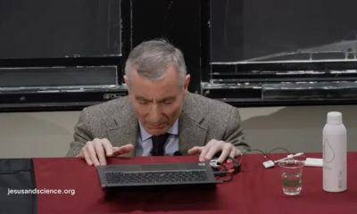 Professor ora de joelhos pela salvação dos alunos em Harvard