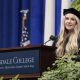 ‘Vivam corretamente’, orienta Erika Kirk em discurso de formatura