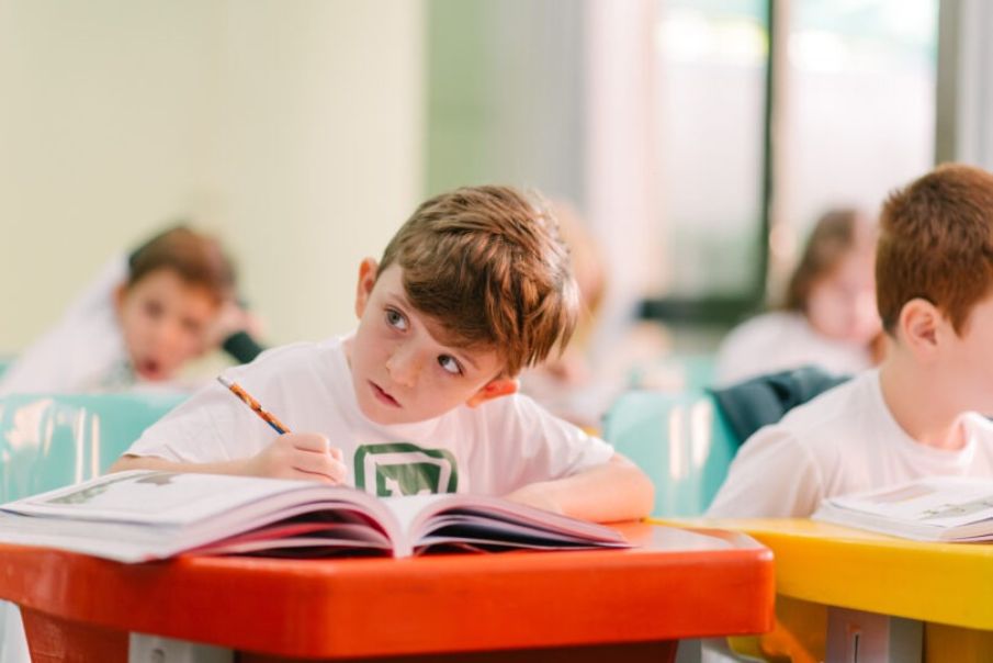 Veja benefícios de matricular os filhos em escolas cristãs
