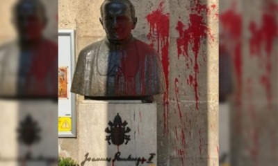 Estátua de João Paulo II vandalizada na Europa