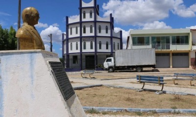 Estátua em homenagem ao pastor José Wellington Bezerra da Costa