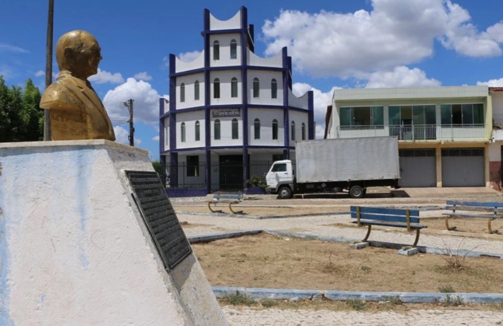 Estátua em homenagem ao pastor José Wellington Bezerra da Costa