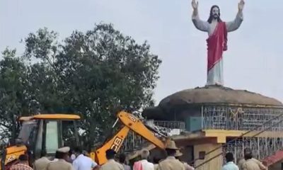 Estátua representando Jesus Cristo sendo derrubada na Índia