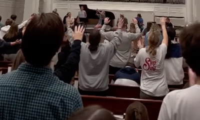 Estudantes adorando na Universidade de Samford