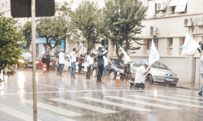 Evangélicos oram em frente ao hospital