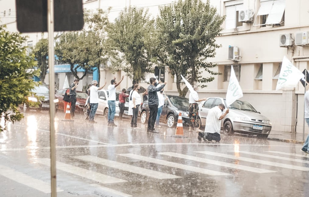 Evangélicos oram em frente ao hospital