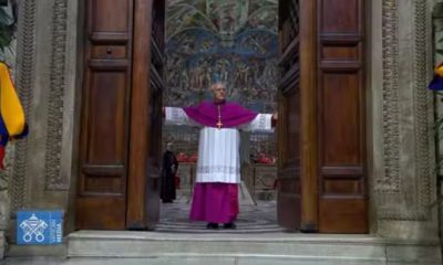 ‘Todos para fora’: cardeal ordena saída para iniciar escolha do novo papa