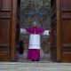 ‘Todos para fora’: cardeal ordena saída para iniciar escolha do novo papa
