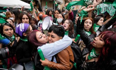 Feministas comemorando liberação do aborto no país (Foto: Que Deus olhe pelas vidas inocentes das crianças colombianas