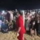 Fiéis em culto na praia