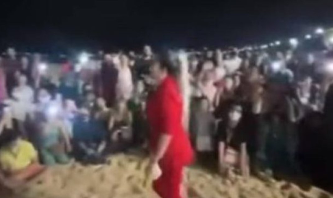 Fiéis em culto na praia