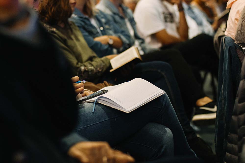 Fiéis participam de culto