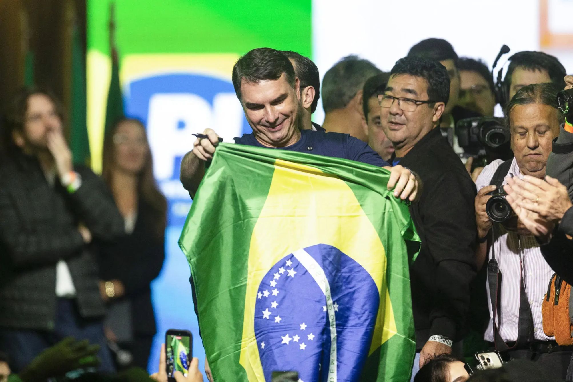 Contra a esquerda, Flávio intensifica contato com evangélicos
