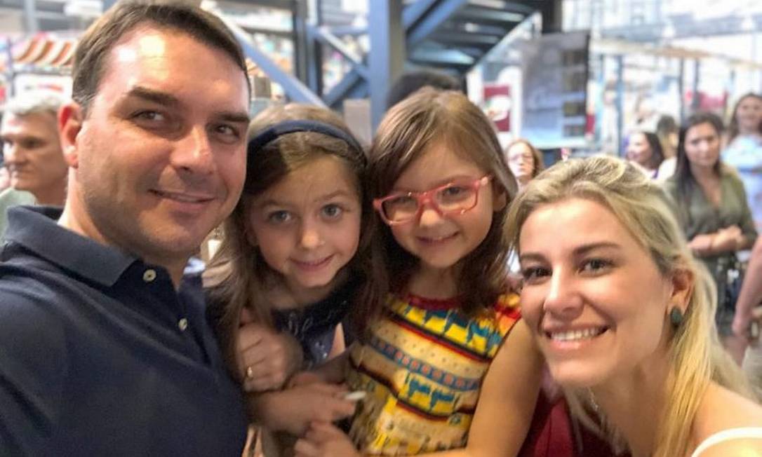 PF estuda bloquear bens de Flávio Bolsonaro para forçar retorno ao Brasil