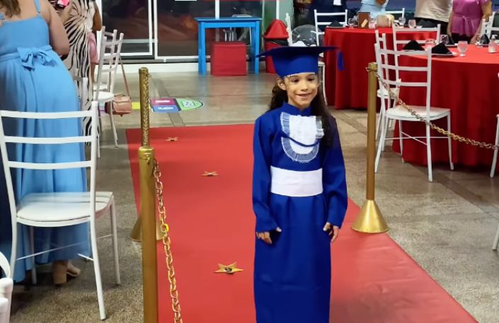 Menina emociona ao revelar sonho na formatura: ‘Ver Jesus voltar’