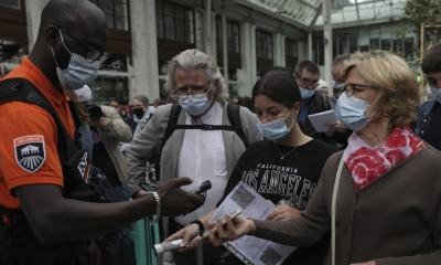 Franceses aguardam para entrar em restaurante.