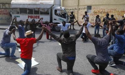 Haitianos orando