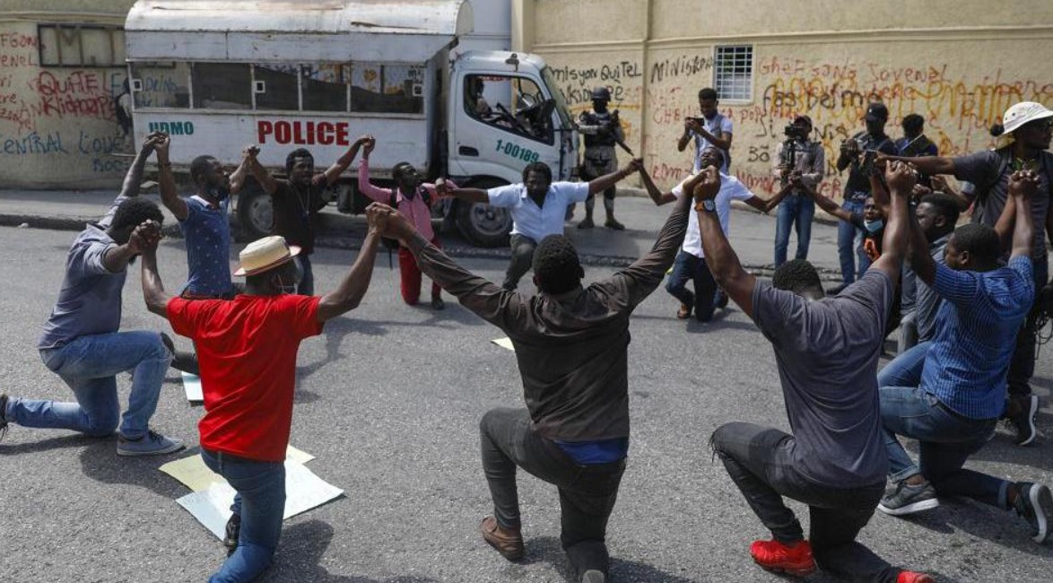 Haitianos orando