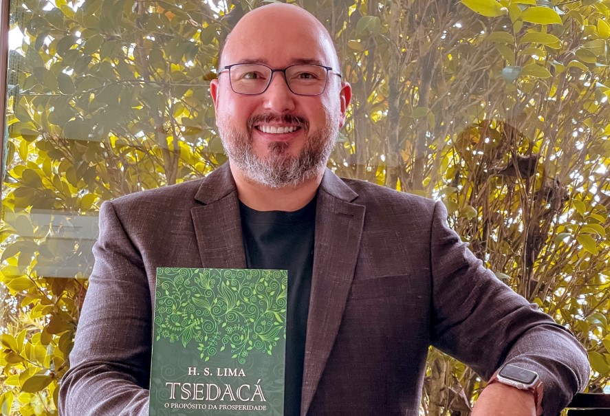 Henrique Lima com o livro Tsedacá