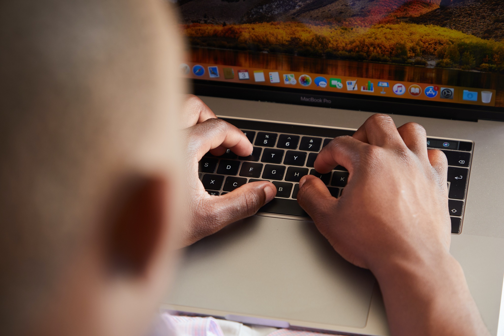 Homem usando o computador