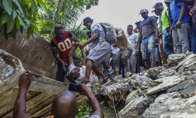 Homens resgatam feridos no Haiti