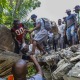 Homens resgatam feridos no Haiti