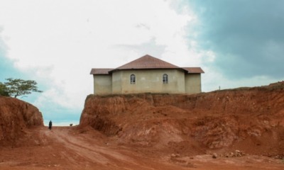 Igreja abandonada em Uganda