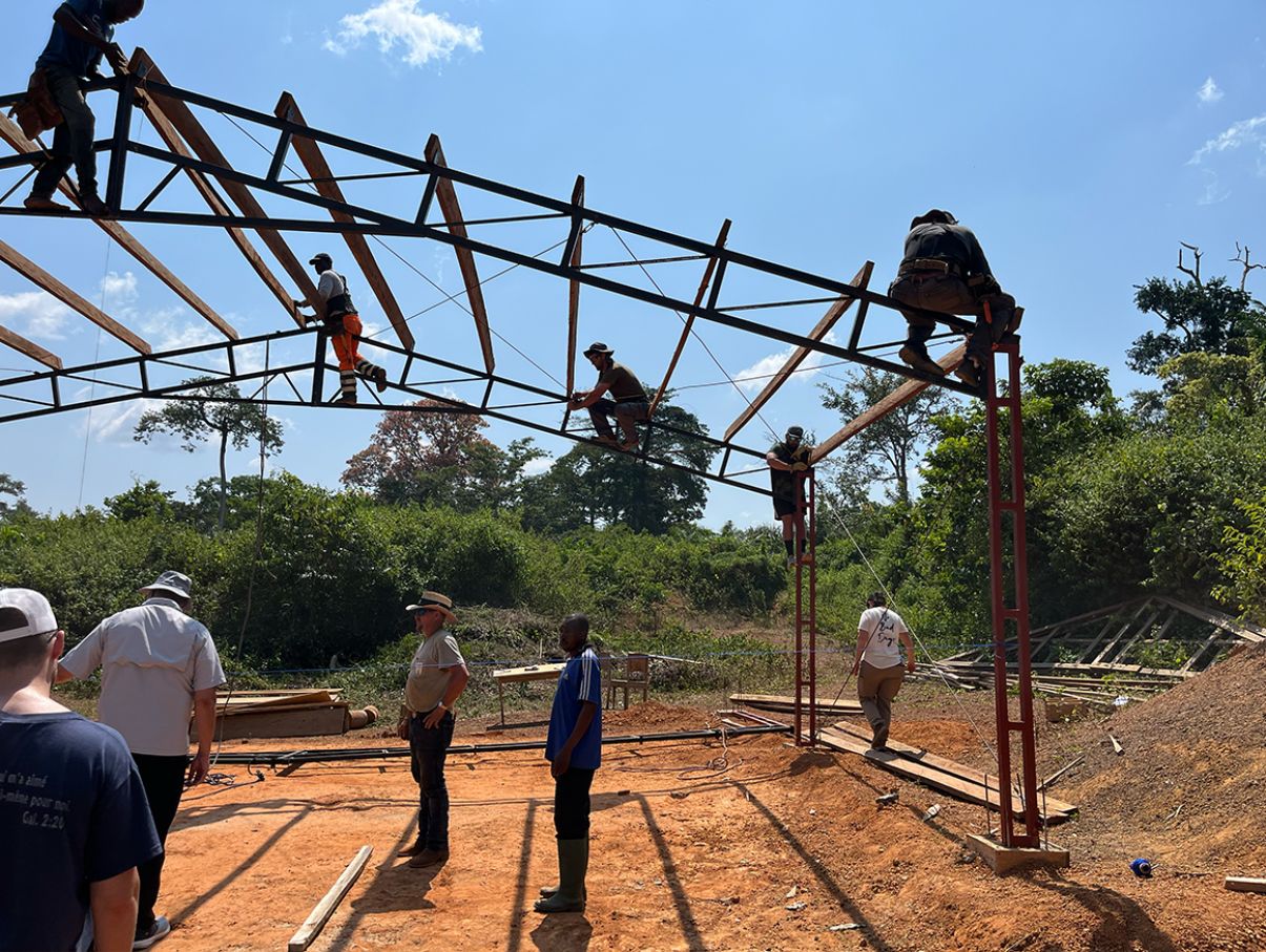 Aldeia no Camarões recebe primeira igreja após orações de fiel