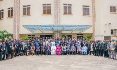 Anglicanos da Nigéria rompem com galeses após bispa LGBT ser ordenada