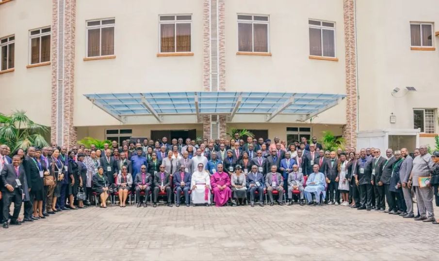 Anglicanos da Nigéria rompem com galeses após bispa LGBT ser ordenada