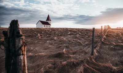 Igreja em meio ao trigo