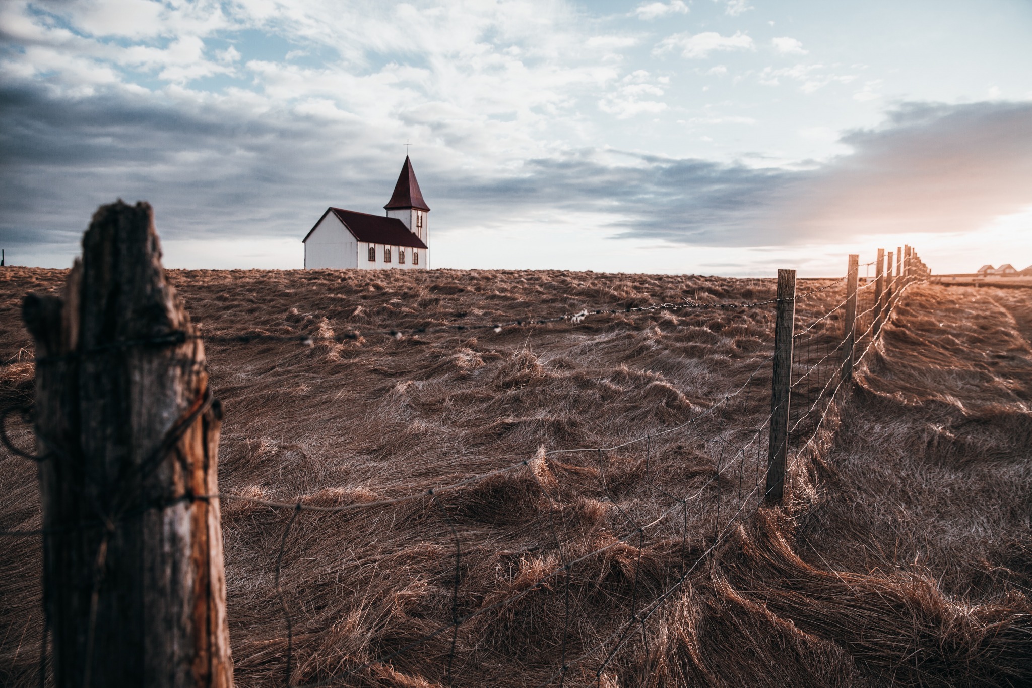 Igreja em meio ao trigo