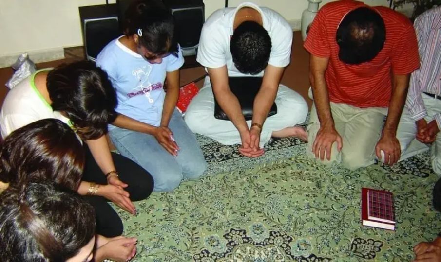 Cristãos enfrentam guerra e perseguição, mas igreja cresce no Irã