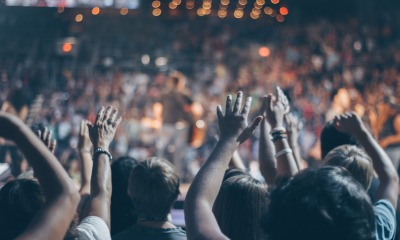 igreja louvando a Deus