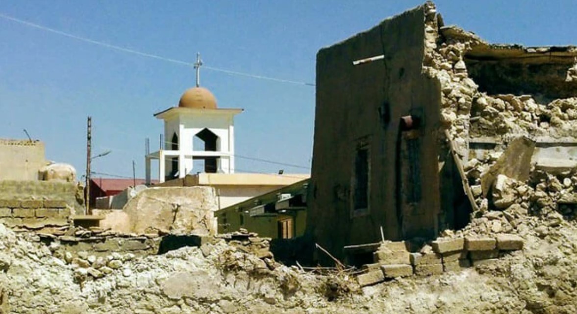 Igreja próxima aos escombros da guerra